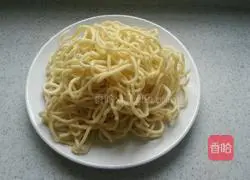 Illustration of how to make fried noodles with mung bean sprouts 3