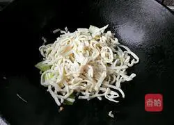 Illustration of how to make stir-fried noodles with oyster sauce 8