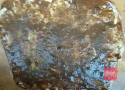 Illustration of how to add meat to sesame cakes 1