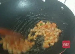 Illustration of how to make fried rice with shrimps, radish, pepper and pickled vegetables 4