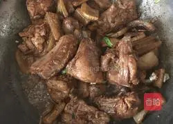 Pork ribs stew Illustration of how to make pickled cabbage staple food (fried steamed buns) 3