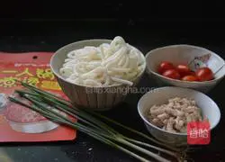 Illustration of how to make minced meat and tomato rice noodles 1