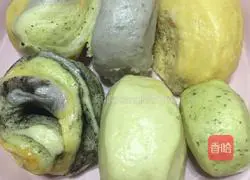 Illustration of how to make colorful steamed buns and black sesame and peanut butter flower rolls 16