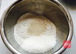 Illustration of how to cut steamed buns with pumpkin knife 2