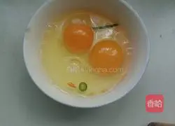 Illustration of how to make carrot and egg fried rice 1