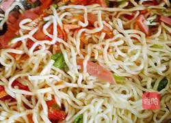 Illustration of how to make tomato, egg and ham fried noodles 8