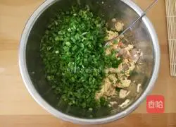 Illustration of how to make egg, leek and shrimp dumplings 10