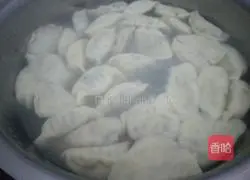 Illustration of how to make pork, cabbage and fungus dumplings 9