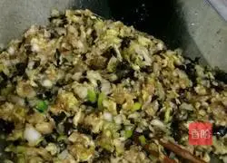 Illustration of how to make pork and green onion dumplings 1