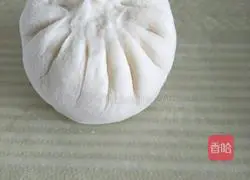 Illustration of how to make large steamed buns with three fillings (leeks, vermicelli, eggs)