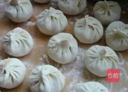 Illustration of how to make steamed stuffed buns with carrot and egg stuffing 10