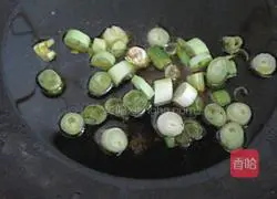 Illustration of how to make sausage and green vegetable fried rice 3
