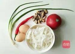 Illustration of how to make fried rice noodles with seafood, eggs and tomatoes 1
