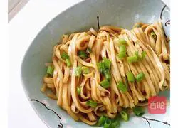 Illustration of how to make noodles with scallion oil 8