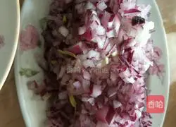 Illustration of how to make chicken, mushroom and onion dumpling stuffing 3