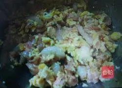 Illustration of how to make three fresh stuffed buns 14