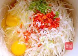 Illustration of how to make shredded potato pancakes 2