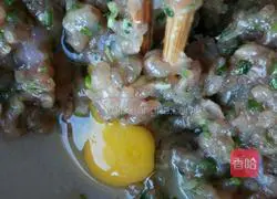 Fried shrimp and minced meat Illustration of making small wontons 3