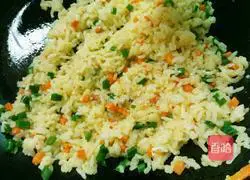 Illustration of how to make fried rice with green onions and eggs 13