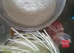 Illustration of how to make yellow garlic sprouts (chive yellow) and meat dumplings (home-style steamed dumplings) 1