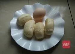 Illustration of how to make golden steamed bun slices 1