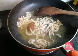 Illustration of how to make curry fresh squid and egg fried rice 3