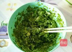 Illustration of how to make celery leaf egg pancake 4
