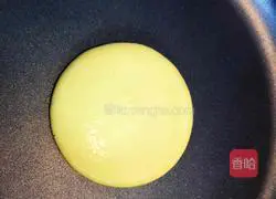 Illustration of how to make cucumber juice and egg pancakes 9