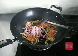 Illustration of how to make fried noodles with bacon and mixed vegetables 8