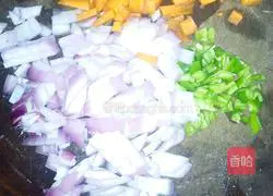 Illustration of how to make curry egg fried rice 1