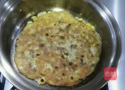 Illustration of how to make corn meat and egg pancakes 6