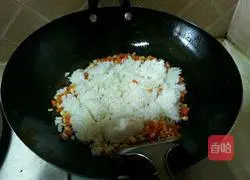 Illustration of how to make egg fried rice 7