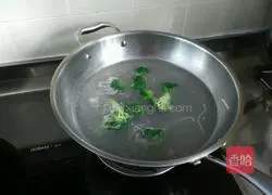 Illustration of how to make fried noodles with bacon and mixed vegetables 5