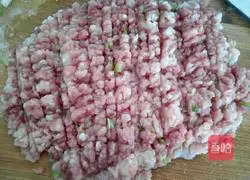 Illustration of how to make leek dumpling fillings 3