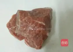 Illustration of how to make wonton stuffing 1