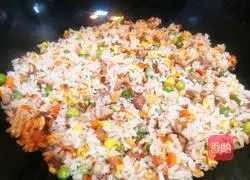Illustration of how to make colorful fried rice with peas and corn 9