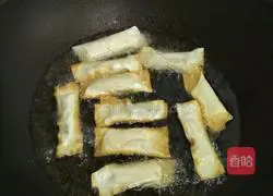 Illustration of how to make crispy banana wontons 7
