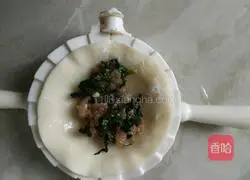 Illustration of how to make sesame leaf and pork stuffed dumplings 6