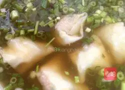 Illustration of how to make fresh meat wontons 8