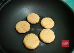 Illustration of how to make sweet potato pancakes with sesame filling 8