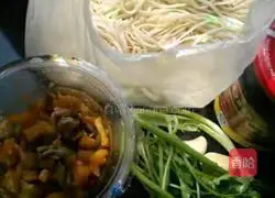 Illustration of how to make noodles with heavy flavor sauce 1