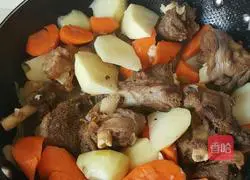 Illustration of how to make mutton braised pancakes 8