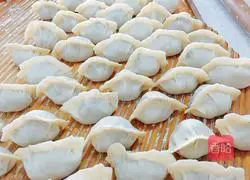 Illustration of how to make mushroom and shepherd's purse dumplings 10