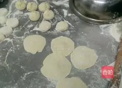 Illustration of how to make pork and radish dumplings 7