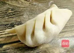 Illustration of how to wrap crescent-shaped dumplings 12
