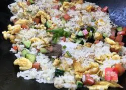Home-style colorful fried rice recipe illustration 9