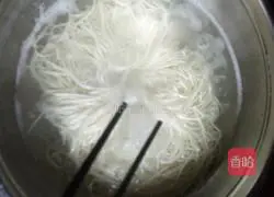 Illustration of how to make noodles with scallion oil 3