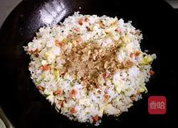 Illustration of how to make fried rice with scallions, ham, sausage and eggs 17
