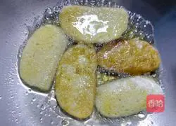 Illustration of how to make fried steamed bun slices 7