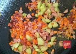 Illustration of how to make seaweed wrapped fried rice 5